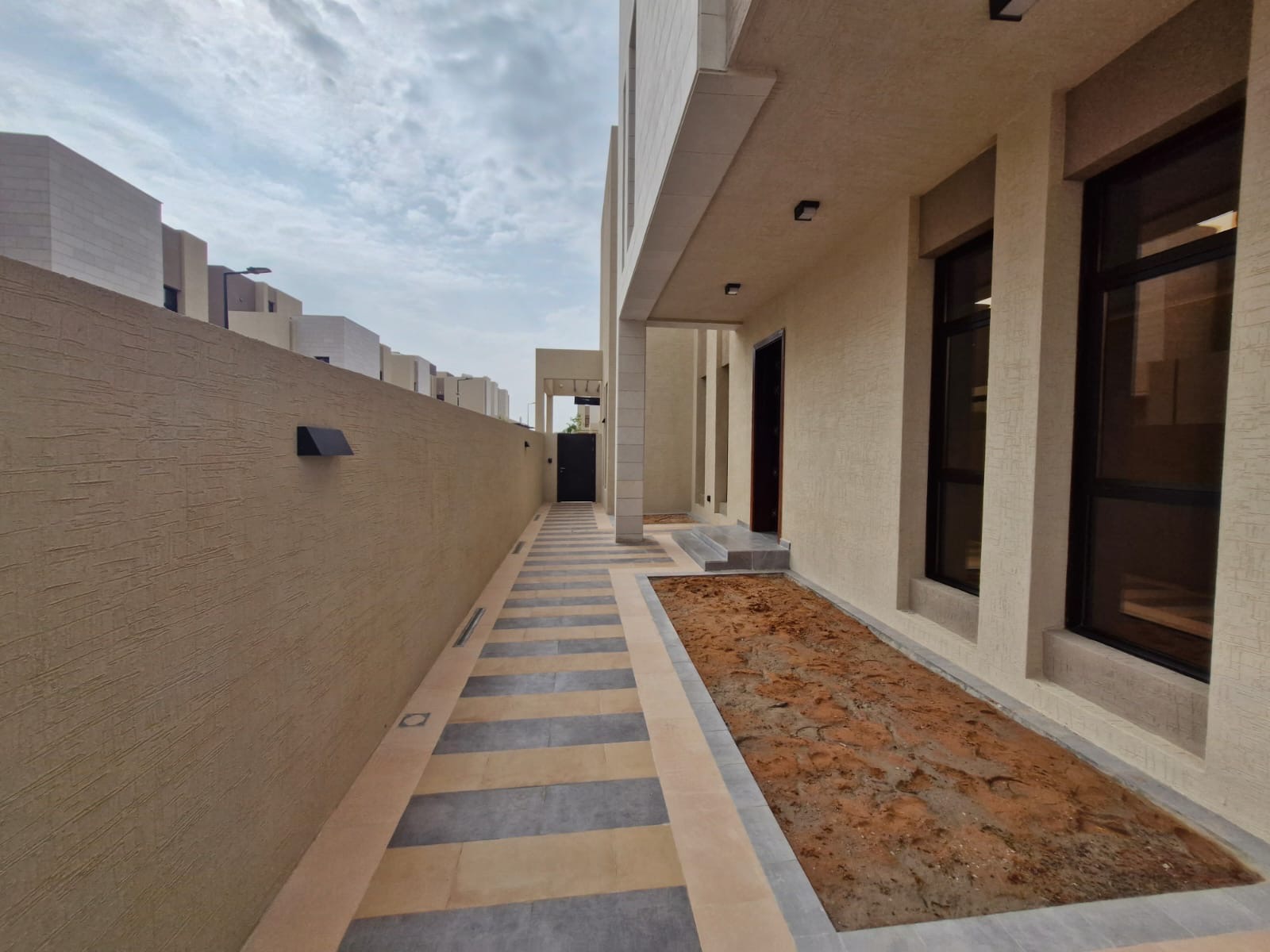 **Modern Luxury Villa for Rent in "Etual Roshan" Project – Signed by Elie Saab** 🏡✨  